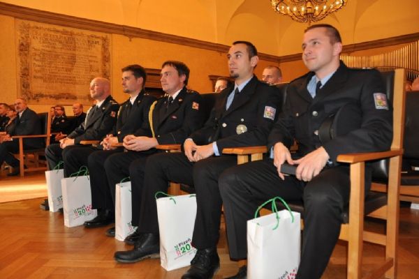 Plzeň ocenila mimořádné činy, mimo jiné muže za záchranu topící se seniorky   