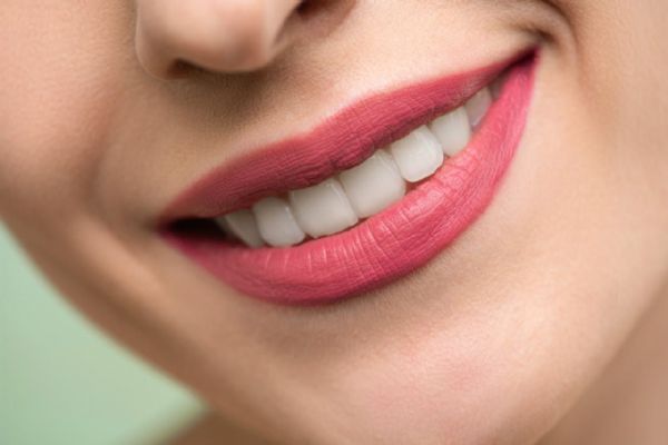 Zubní implantáty a můstky: klíčové rozdíly pro vaše rozhodnutí