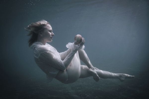 Žena pod vodou