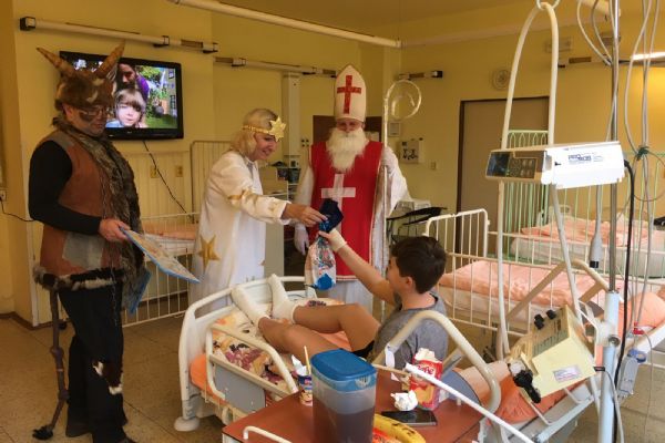 Děti v Nemocnici u sv. Jiří navštívili anděl, Mikuláš a čert 