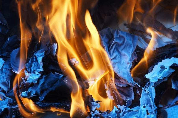 Silvestrovská noc: Žena popálená při flambování, vystrašený zaklíněný pes 