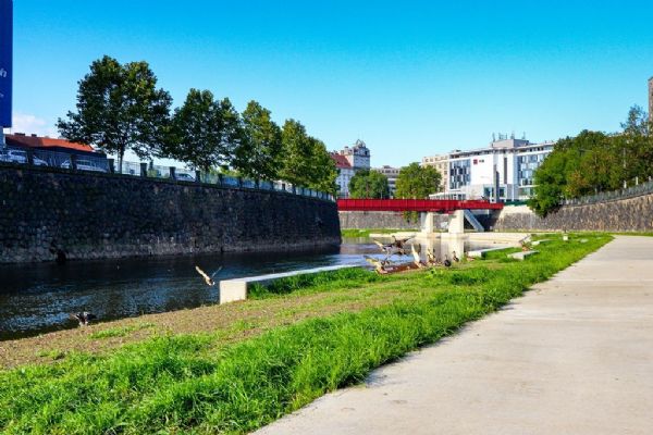 Plzeňská náplavka u Radbuzy vyhlíží první ostrou sezonu