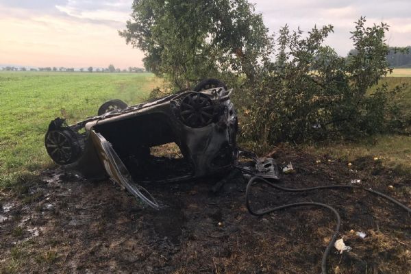 Řidička bourala mezi Nezvěsticemi a Šťáhlavy, auto začalo hořet