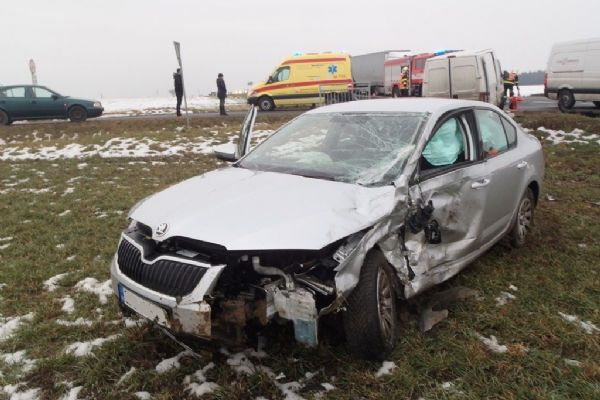 U Horní Lukavice se srazila dodávka s autem, tři zranění