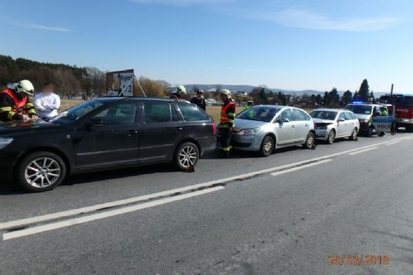 U Horní Lukavice se srazila tři auta, jedno řídila těhotná žena