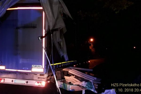 V Koutě na Šumavě se kamion nevešel pod most
