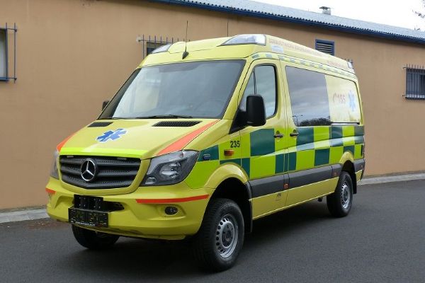Zdravotnická záchranná služba daruje sanitku na Ukrajinu
