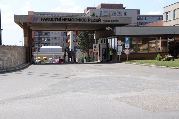 FN Plzeň zakázala návštěvy. K porodu doprovod smí