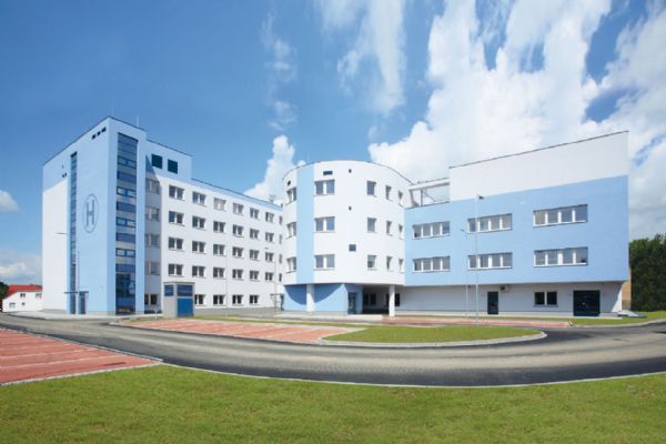 Krajské nemocnice odvolávají zákazy návštěv