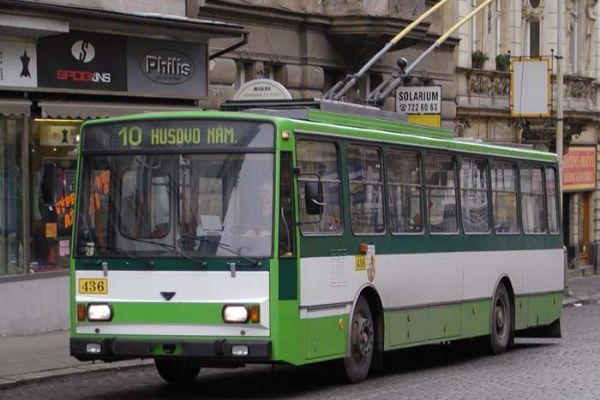 V autobusech i trolejbusech v Plzni mohou cestující platit bezkontaktní kartou