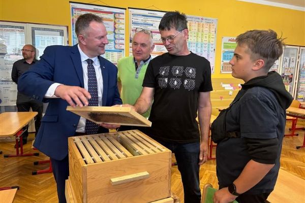 Hejtman Kraje Vysočina ocenil mladé včelaře na soutěži Zlatá včela