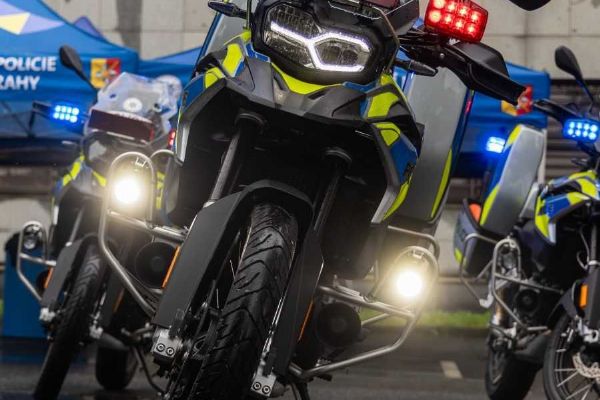 Pražská policie zavádí motohlídky: rychlejší reakce v husté dopravě