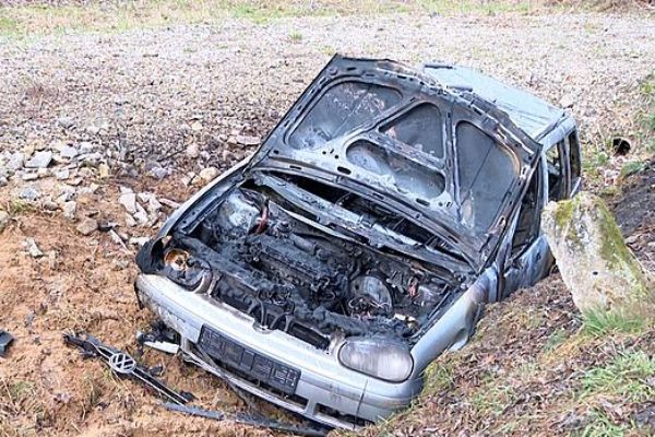 Opilec utekl z hořícího auta