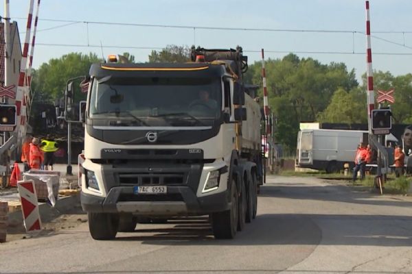Oprava přejezdu u Kaplice blokuje hlavní tah na Rakousko