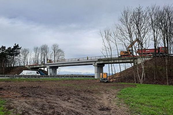 Rekonstrukce pokračuje: Dálniční estakáda u Nemilany získává novou tvář