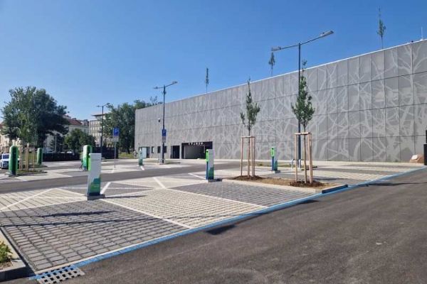 Academy Park: Největší parkovací dům v Brně s 606 místy a zelenou terasou