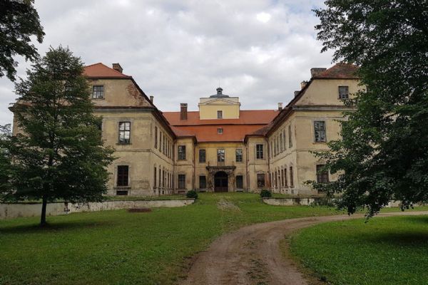Divadelní festival v  Křimicích na zámku začíná o víkendu