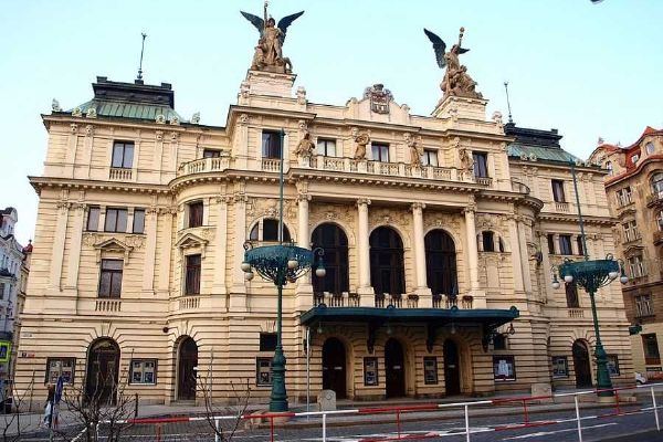 Rekonstrukce Vinohradského divadla: Zpoždění a přesun do Radiopaláce