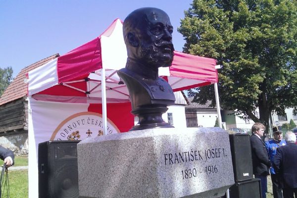  V Pohledi odhalili pomník císaři Františku Josefovi. První po sto letech