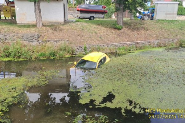 Auto spadlo v Plzni do rybníka 