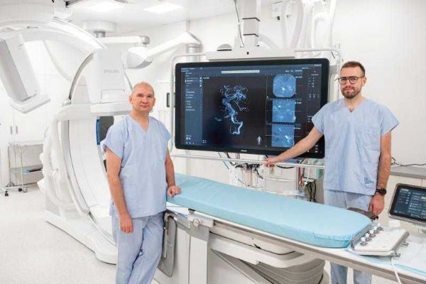 Průlom v medicíně: Úspěšná implantace mozkové výztuže v Českých Budějovicích