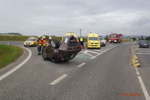 Na křižovatce do Letkova bourala dvě auta, dvě zranění