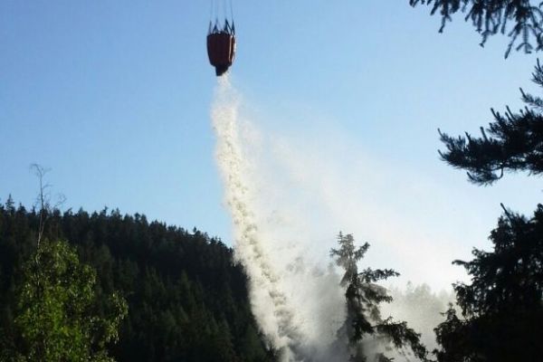 U Pavlovic na Tachovsku hořel les, hasili ho z vrtulníku