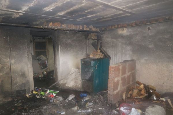 V Plasích hořel sklep domu, hasiči zachránili dvě kočky