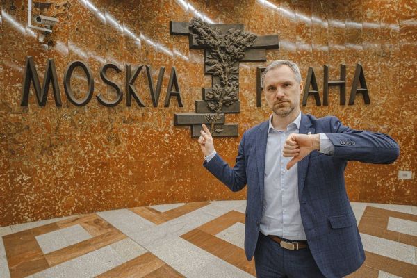 Bronzová plastika v metru Anděl dostane tabulku o sovětské okupaci