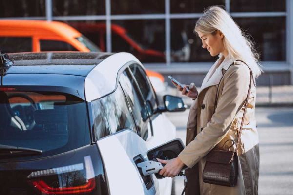 Elektromobily v Praze: Poloviční parkovné, ale i budoucí nízkoemisní zóny