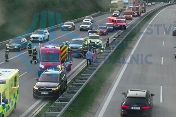 Kamion srazil motorkáře, policie hledá svědky