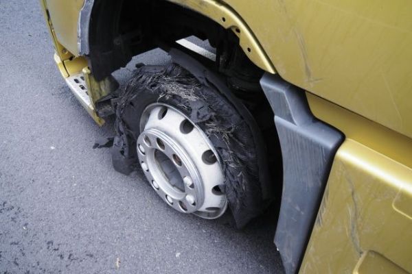 Andělská Hora: Řidiči nákladního vozidla praskla za jízdy pneumatika