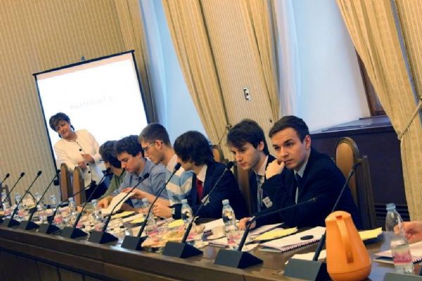 Česká středoškolská unie rozporuje rušení lyceí v Karlovarském kraji a vyzývá kraj k anulaci usnesení