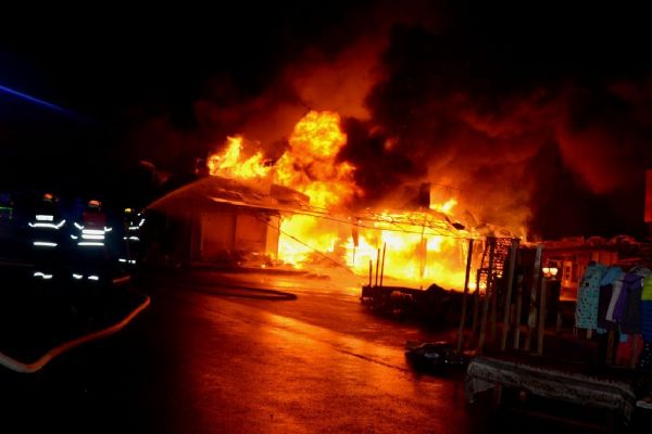 Cheb: Plameny v noci zničily část tržnice u města