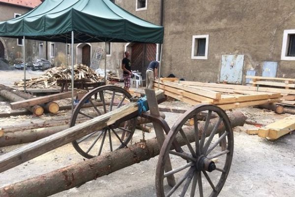 Cheb: Práce na replice nejstaršího krovu v České republice pokračují