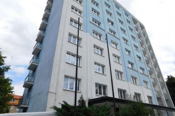 Cheb: V modrém věžáku se dokončují nové bytové jednotky