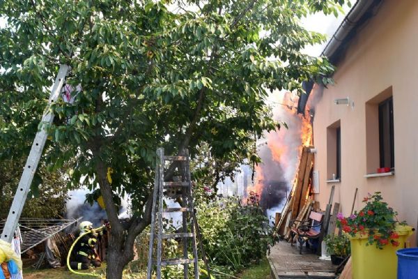 Jenišov: Likvidaci požáru domu komplikovaly výbuchy tlakových lahví