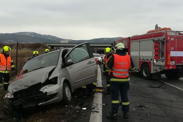 Jenišov: Při dopravní nehodě se zranily tři osoby 