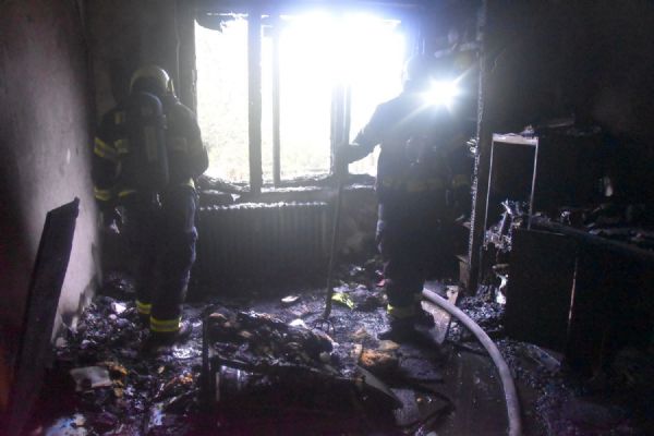 Karlovy Vary: Hasiči zachránili z hořícího bytu dvě osoby