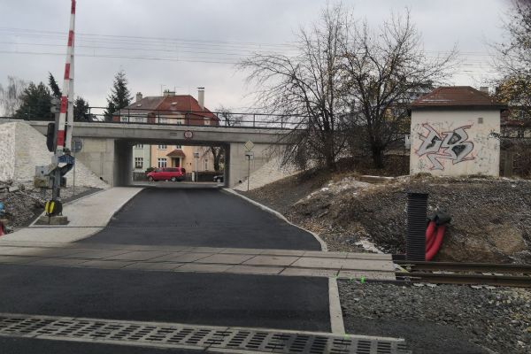 Karlovy Vary: Železniční most a podjezd v Bohaticích je opravený. Objížďka skončila
