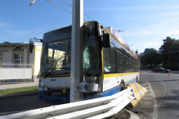 Mariánské Lázně: Ranní nehoda trolejbusu