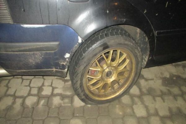 Mariánské Lázně: U několik vozidel propíchal pneumatiky
