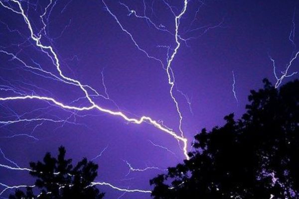 Meteorologové varují před silnými bouřkami a povodňovou bdělostí