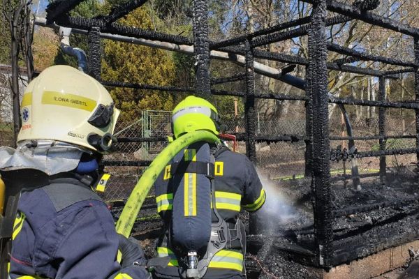Oheň v Sadově zasáhl zahradní chatku a šířil se dál