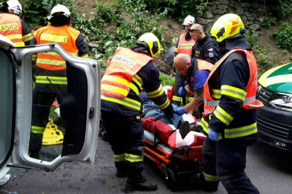 Ovesné Kladruby: Po nehodě zůstaly dvě osoby zaklíněné ve vozidle