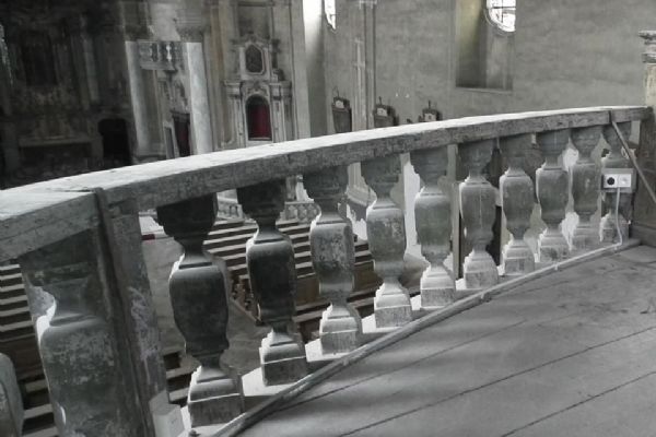 Sedlec: V kostele sv. Anny bylo zahájeno restaurování balustrády