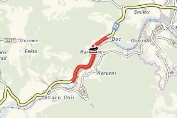 Stráž nad Ohří: Osobní vozidlo narazilo do kamene