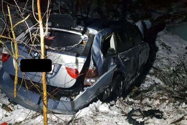 Stráž nad Ohří: Osobní vozidlo skončilo ve srázu