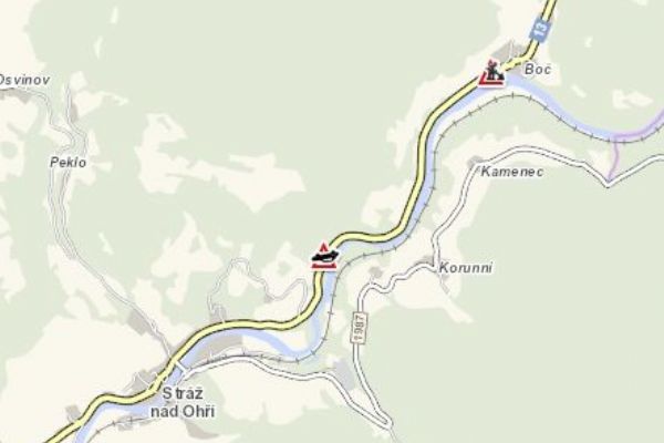 Stráž nad Ohří: U obce narazilo vozidlo do svodidel