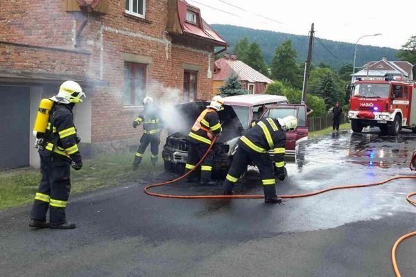 Stříbrná: Hasiči likvidovali požár auta
